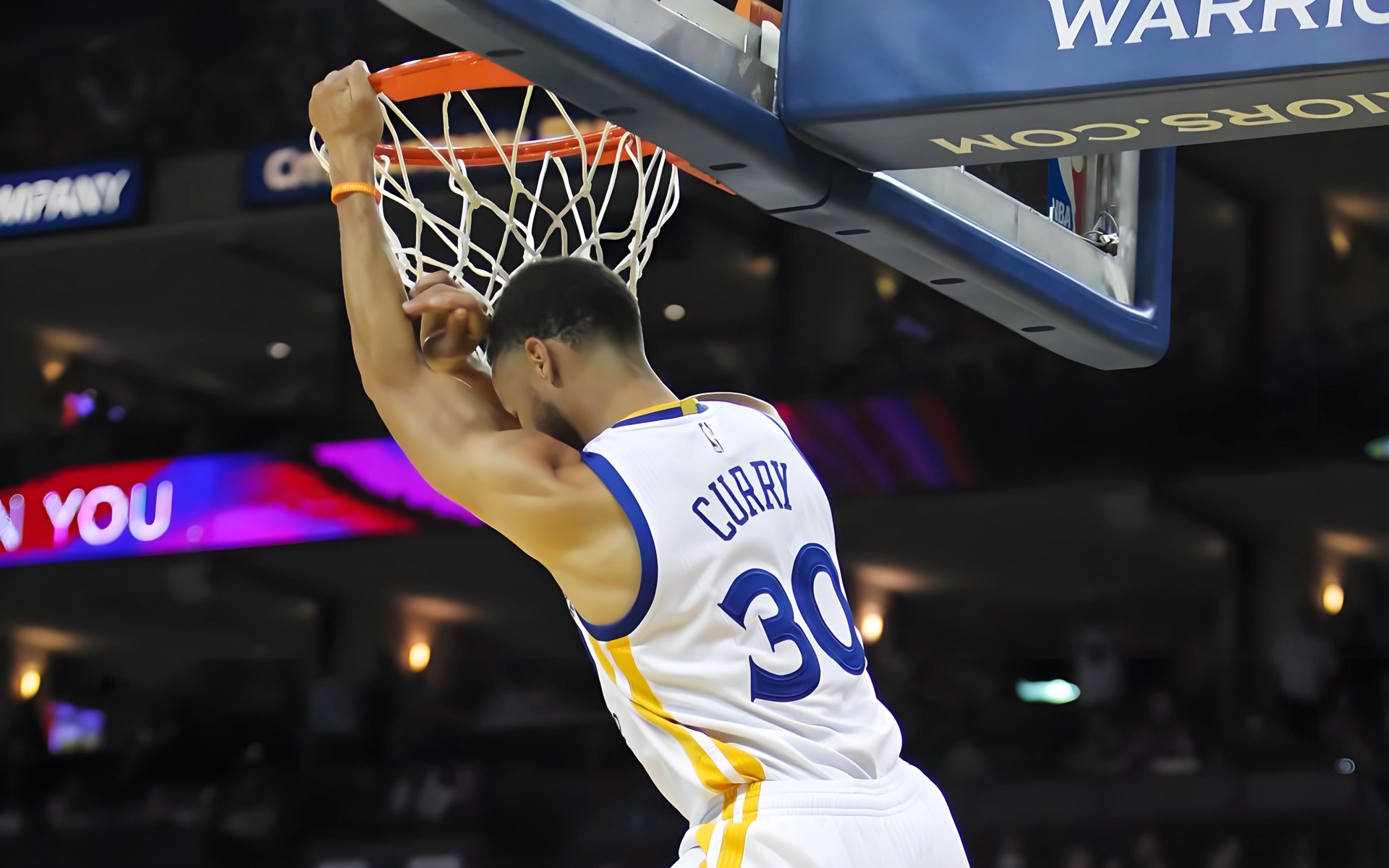 开元链接 - 库里回归赛场，关键助攻首场状态亮眼，MAD观众沸腾！