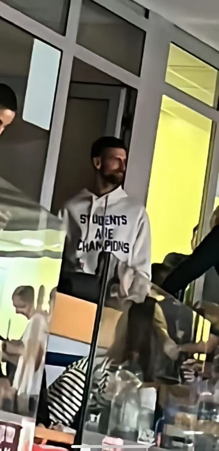 开元链接 - 德约科维奇回归赛场，关键助攻首场状态亮眼，塞尔维亚队观众沸腾！